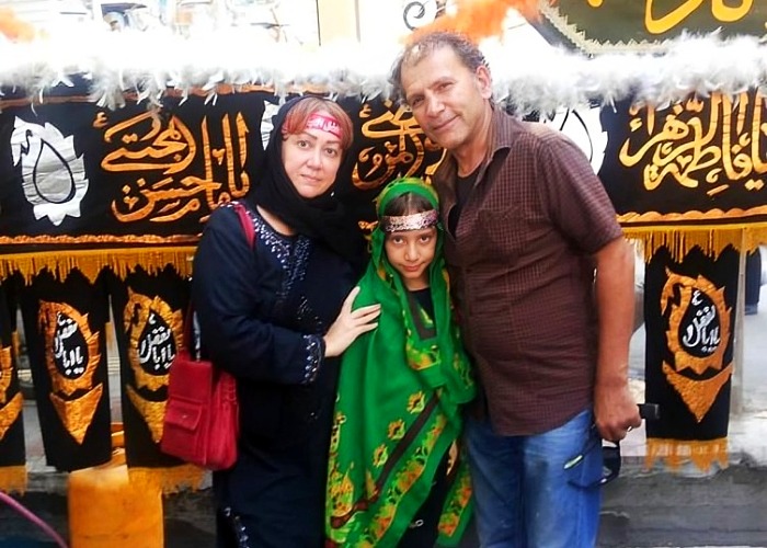 افشین سنگ چاپ و همسرش در کنار فرزندشان افشین سنگ چاپ و همسرش