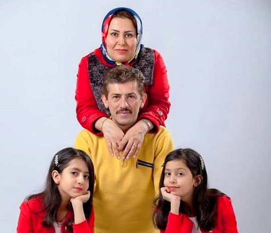 سیروس همتی و همسرش در کنار فرزندانشان سیروس همتی و همسرش