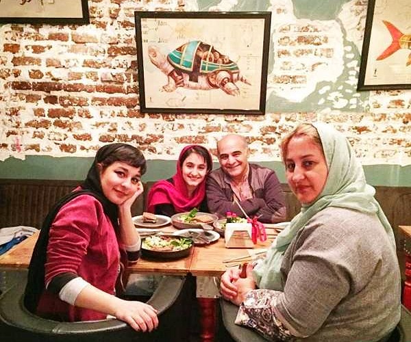 سیاوش چراغی پور و همسرش در کنار فرزندانشان سیاوش چراغی پور و همسرش