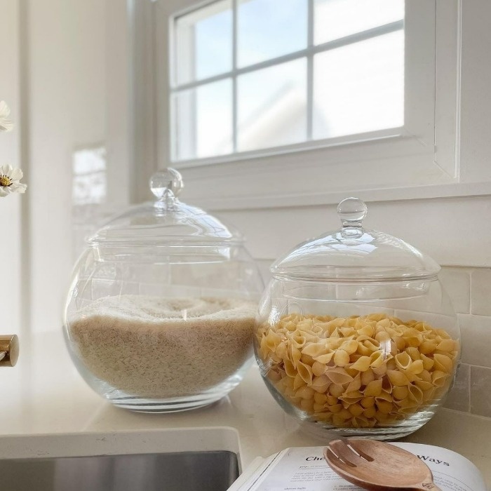 سطل برنج شیشه ای رو کابینت سطل برنج شیشه ای