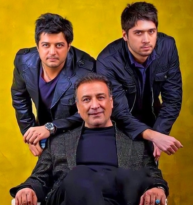 عبدالرضا اکبری در کنار پسرانش فرزندان عبدالرضا اکبری