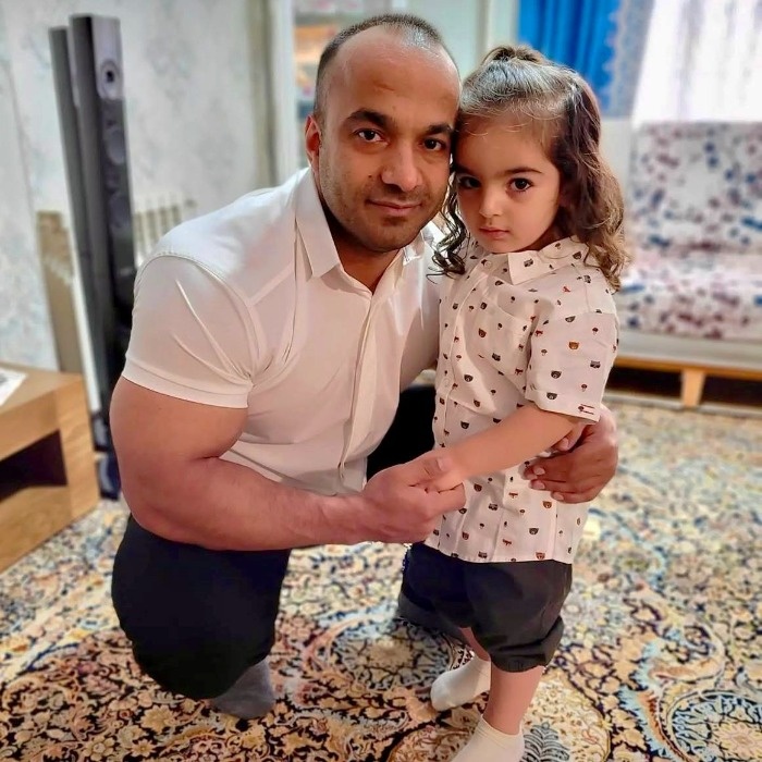 فرامرز عزیزی در کنار پسرش فرزند فرامرز عزیزی