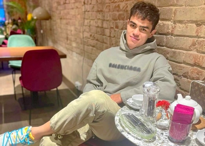 بیوگرافی اوستون اورونوف اوستون اورونوف