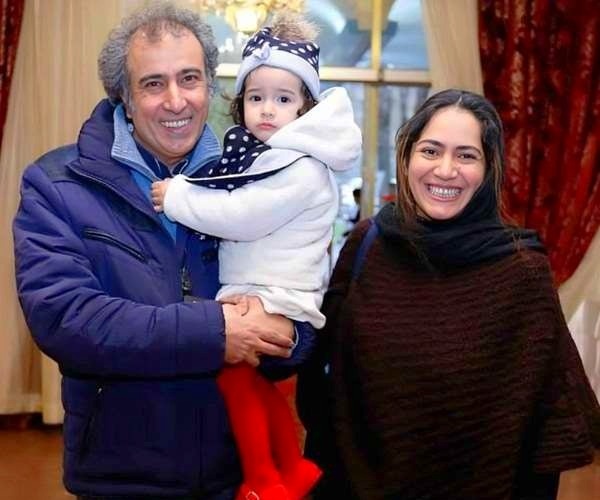 سیامک صفری در کنار همسر و فرزندش سیامک صفری و همسرش