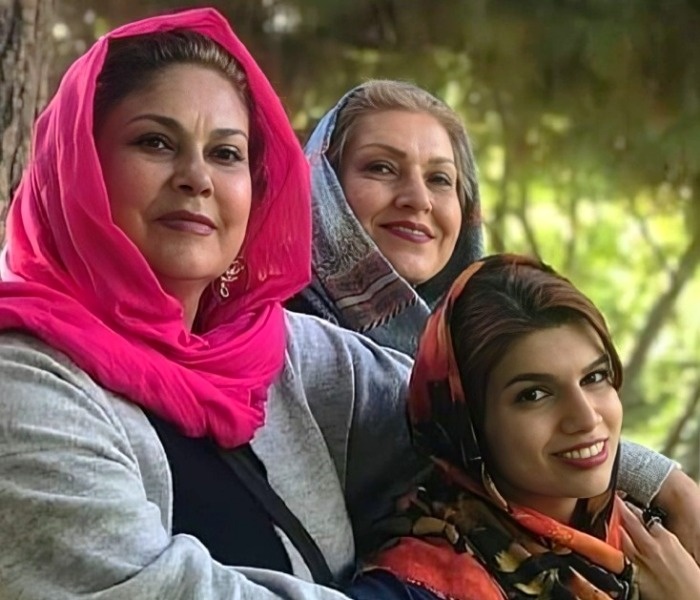 مهرانه مهین ترابی و خواهرش و خواهرزاده اش مهرانه مهین ترابی و خواهرش