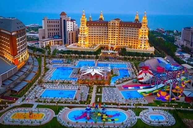 دبی، تایلند یا آنتالیا؟ تحلیل جامع سه مقصد محبوب سفر خارجی از نگاه مسافران ایرانی