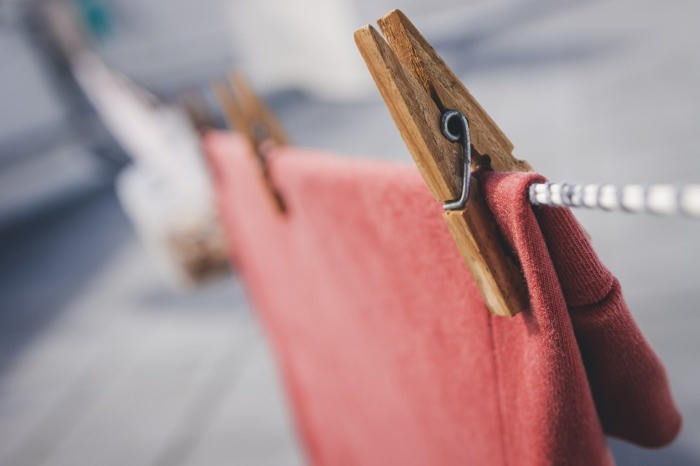 خشک کردن در معرض نور مستقیم بهترین راه خشک کردن لباس های زمستانی