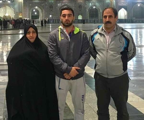 مجتبی گلیج در کنار پدر و مادرش خانواده مجتبی گلیج