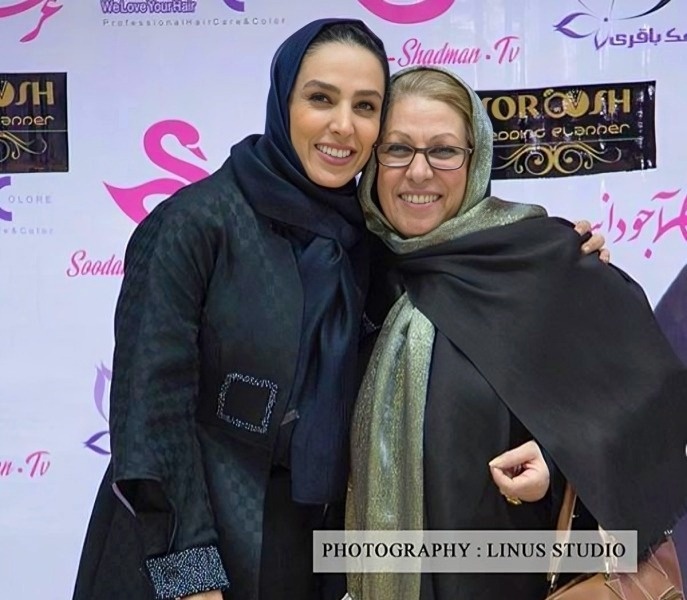 سوگل طهماسبی در کنار مادرش سوگل طهماسبی