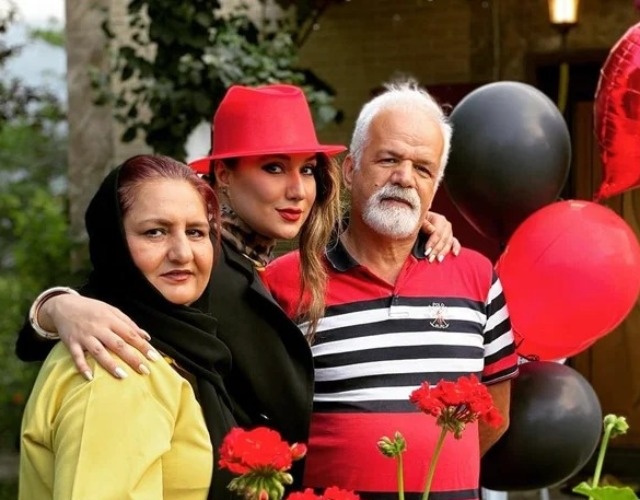مینا دلشاد در کنار پدر و مادرش مینا دلشاد