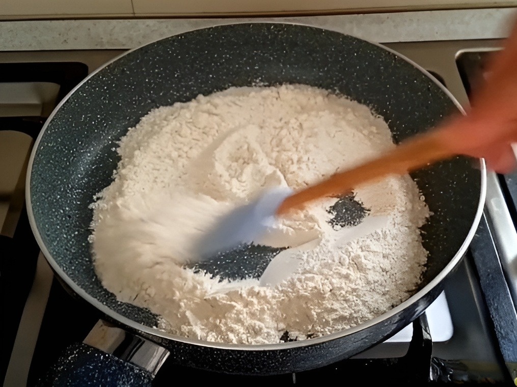 حلوای خوشمزه تفت دادن آرد حلوا
