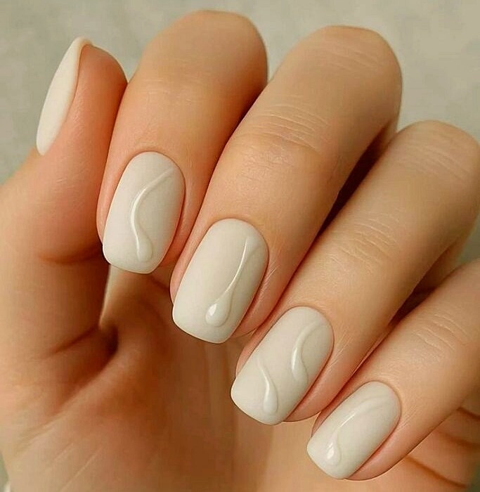 جدیدترین مدلهای لاک ناخن میلکی یا شیری؛ ایدههای شیک و ترند برای هر سلیقه