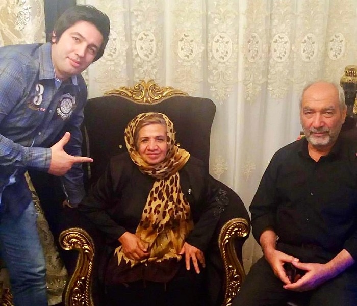 گیتی معینی و همسرش در کنار پسرشان گیتی معینی و همسرش