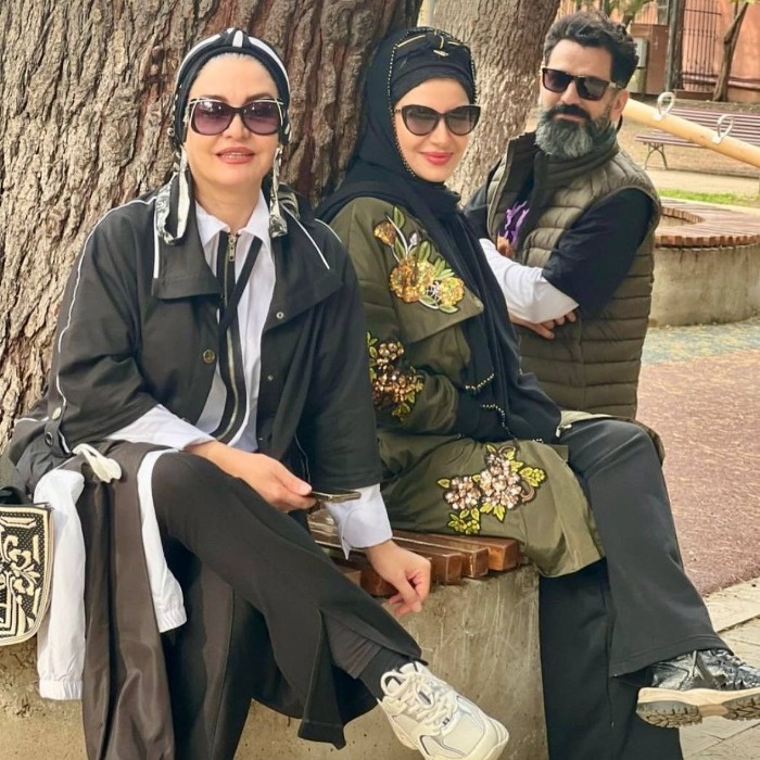ملیکا و مریلا زارعی در کنار برادرشان ملیکا زارعی و خواهر و برادرش