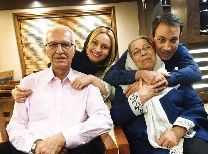 عکس مادر و پدر مریم کاویانی در کنار برادرش مادر و پدر مریم کاویانی