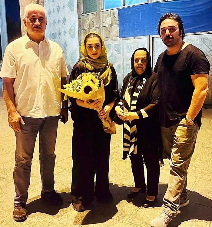 سحر لطفی در کنار خانواده اش سحر لطفی در کوری