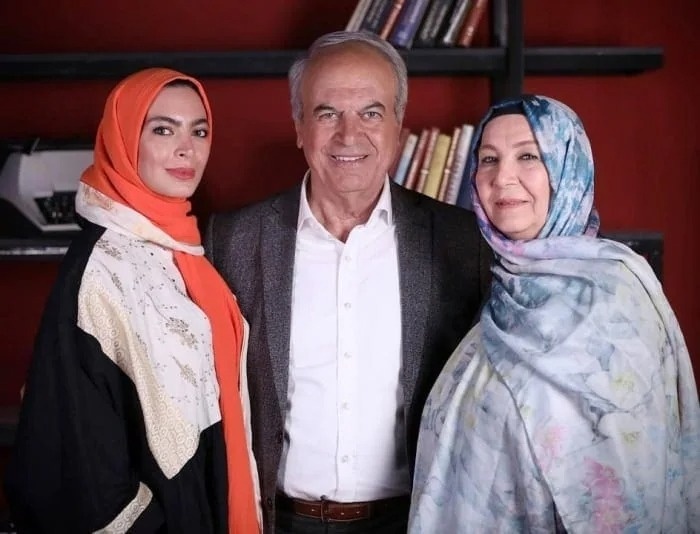غلامرضا نیکخواه و همسرش در کنار دخترشان دختر غلامرضا نیکخواه