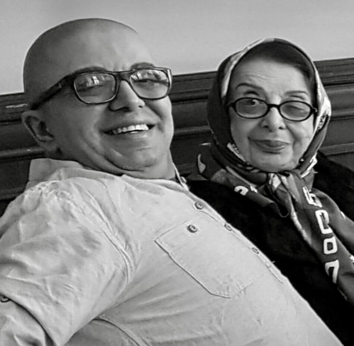 فرزین محدث در کنار مادرش فرزین محدث بیوگرافی