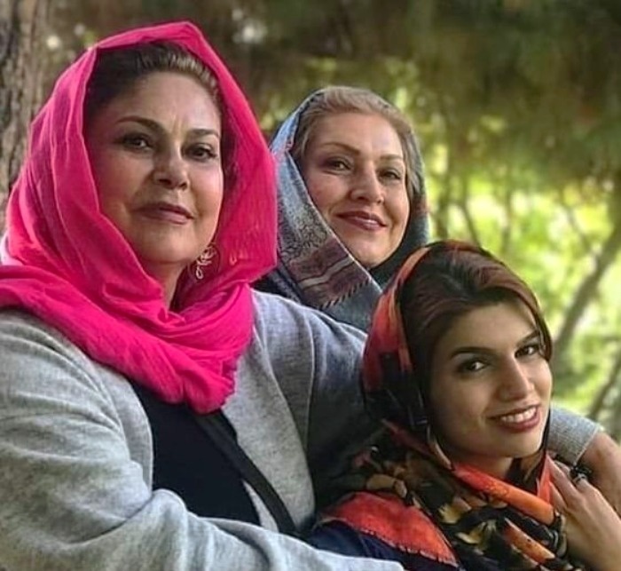 مهرانه مهین ترابی در کنار خواهر و خواهرزاده اش خانواده مهرانه مهین ترابی