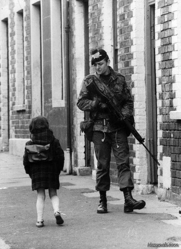سرباز انگلیسی و کودک متعجب ، عکس قدیمی ، تصاویر