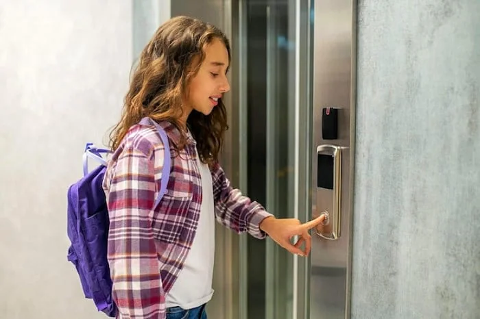 سوار نشدن آسانسور با غریبه سوار آسانسور شدن