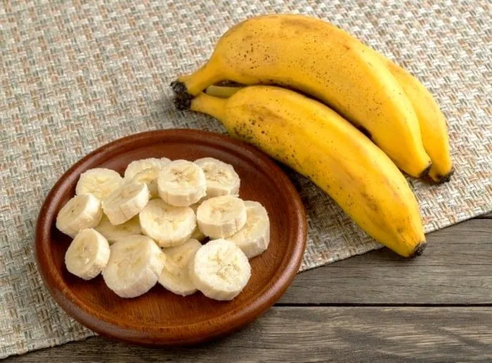 میان وعده سالم برای درمان پرخوری کودکان و نوجوانان سیب و موز