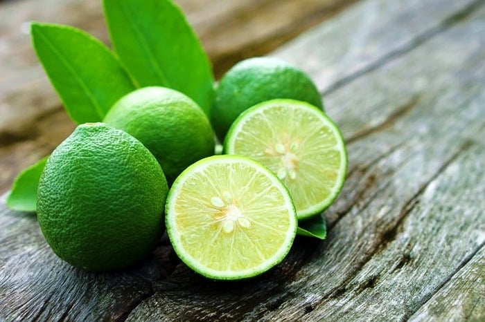 رفع جوش چرکی با لیمو تازه آب لیمو