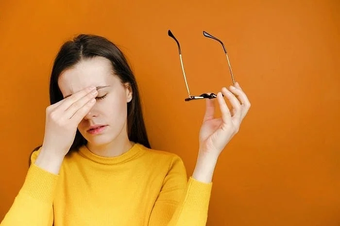 ضعف بینایی با استفاده از گوشی هوشمند مضرات اشعه موبایل