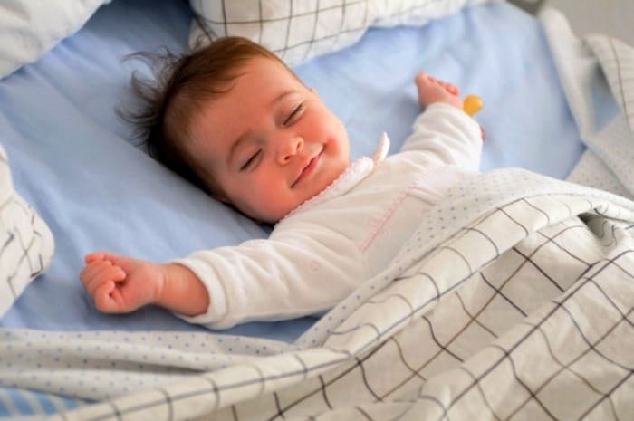 خنده نوزاد در خواب