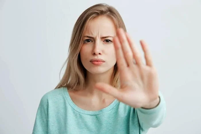 اعتماد نکردن به تمام افراد ناشناس اعتماد نکردن