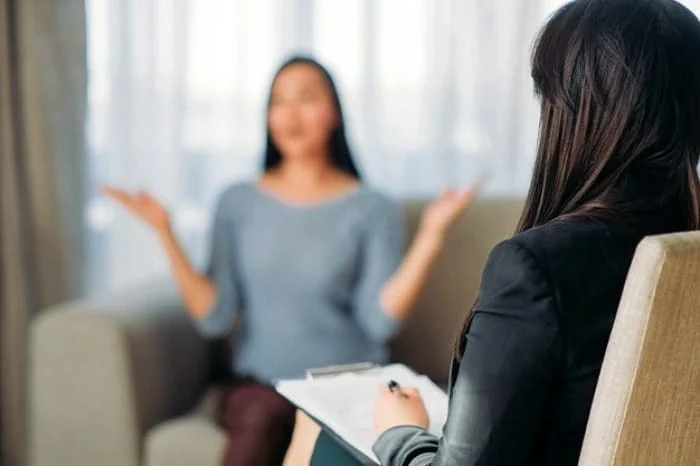 کمک گرفتن از یک مشاور یا روانشناس صحبت با مشاور