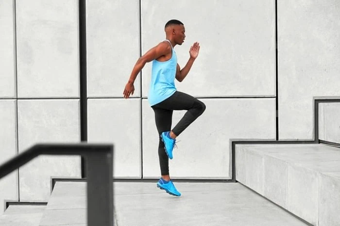 ورزش هوازی کاردیو تمرین بالا آوردن زانو