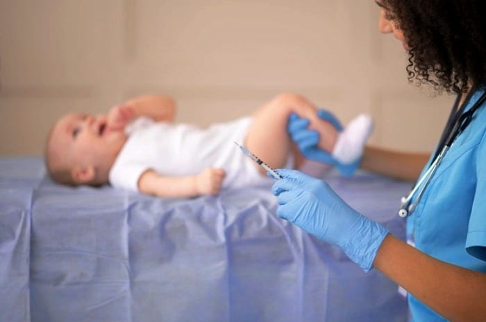 واکسن زدن به کودک