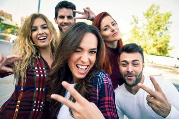 عزت نفس برای برقرای رابطه دوستی ارتباط با دیگران