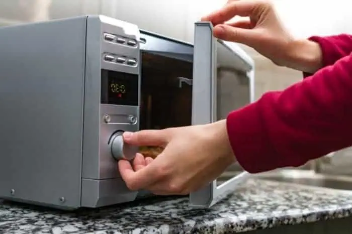 استفاده نکردن آشپز ماهر از ماکروویو روشن کردن ماکروویو