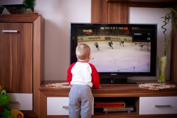 افزایش ریسک چاقی در کودکان با تماشای تلویزیون