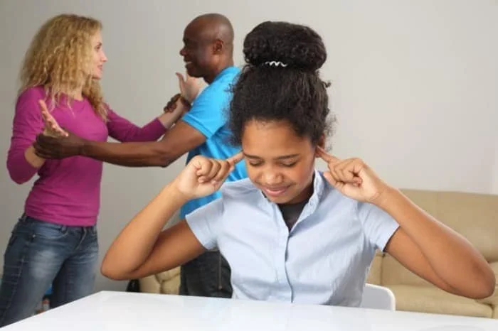 دعوای پدر مادر در جمع دعوای پدر مادر