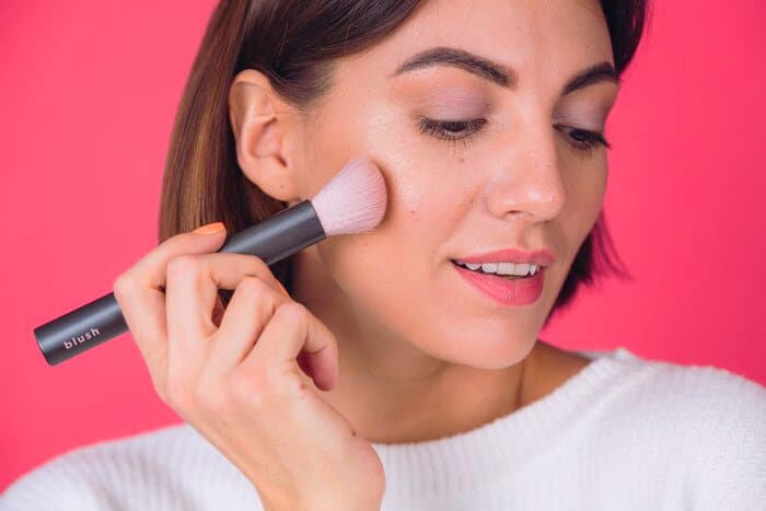 آموزش آرایش با هایلایتر رژگونه زدن قبل از هایلایتر