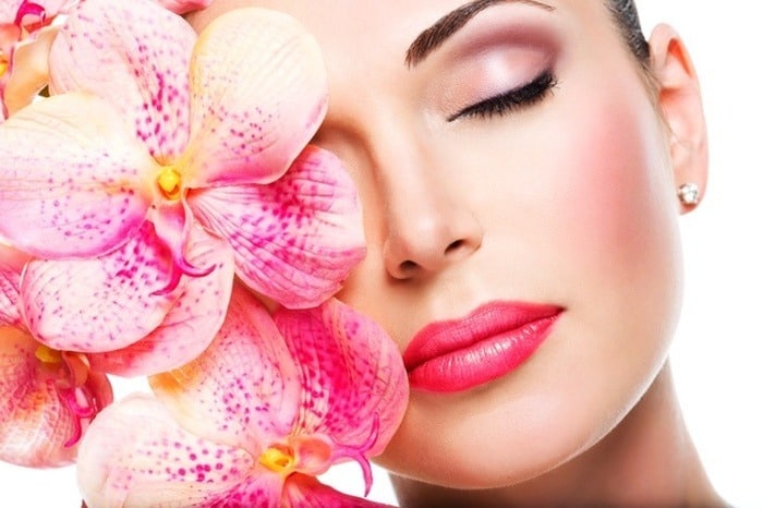 چگونه لبهای زیبا داشته باشیم انار برای خوش رنگ شدن لب