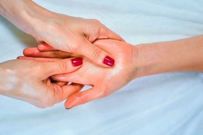 ماساژ نقاط مختلف دست رفلکسولوژی کف دست