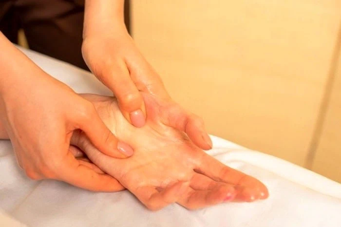 طب فشاری سردرد نقاط حساس دست