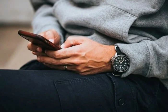 مشغولیت با گوشی موبایل کار با موبایل