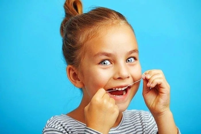 بهترین زمان استفاده از نخ دندان برای کودکان نخ دندان برای کودکان