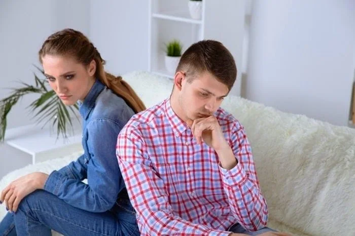 غیبت کردن پشت سر یکدیگر زوج غمگین