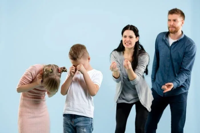 رفتار با بی احترامی برای تنبیه کودک دعوای فرزندان