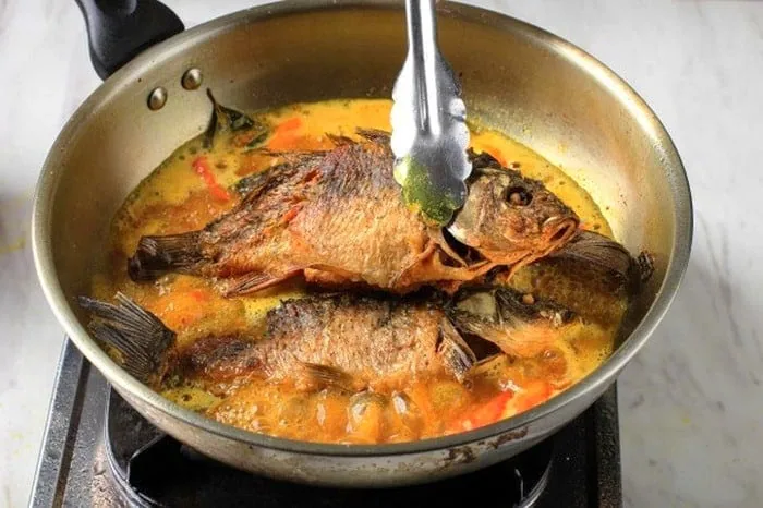 اشتباه ریختن ماهی در روغن داغ سرخ کردن ماهی