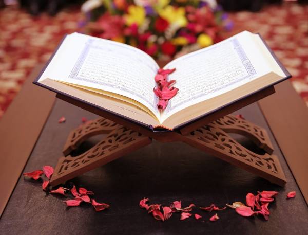 ثواب خواندن سوره توحید در قبرستان قرآن