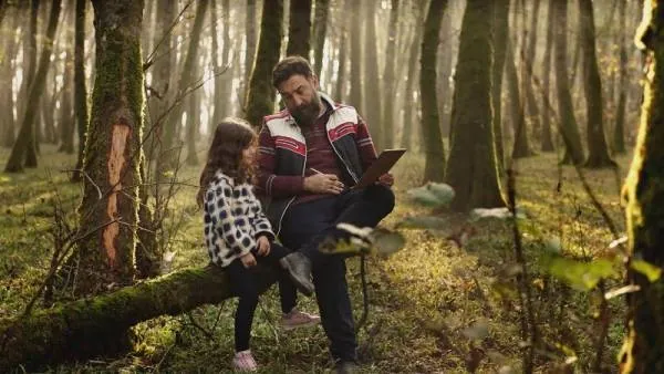 علی انصاریان در رمانتیسم عماد و طوبا علی انصاریان