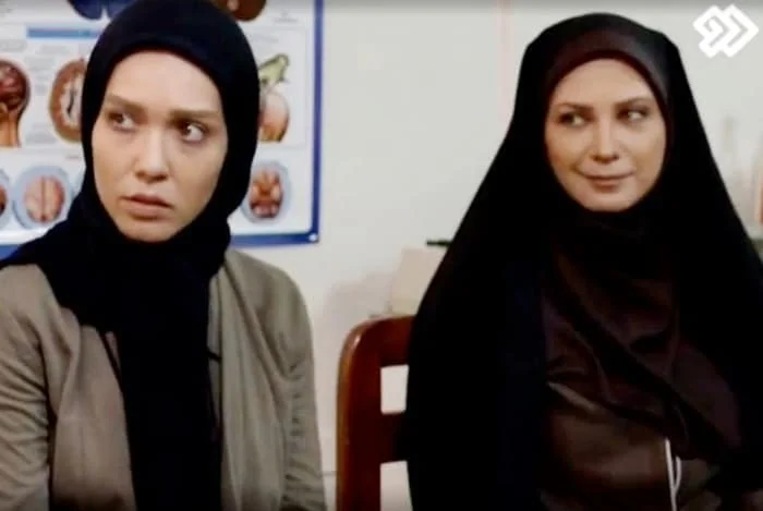 لعیا زنگنه و شهرزاد کمالزاده در نمایی از سریال آرام می گیریم لعیا زنگنه و شهرزاد کمالزاده