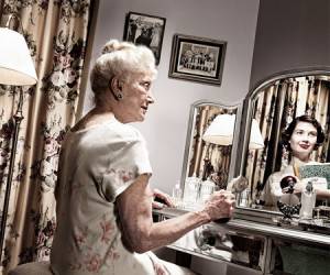 نگاه زن مسن به آینه جوانی